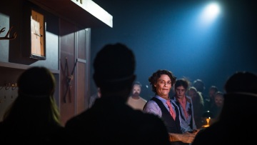 Ο Αποστόλης Τότσικας μάς υποδέχεται στην Ελευσίνα σε ένα στοιχειωμένο ξενοδοχείο μεταξύ του Πάνω και του Κάτω Κόσμου