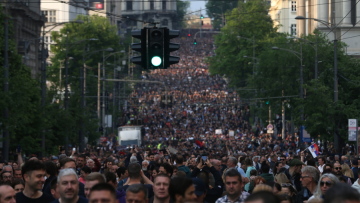 Μαζική διαδήλωση της αντιπολίτευσης στη Σερβία κατά της βίας