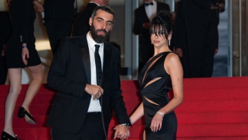 Ντούα Λίπα - Ρομέν Γαβράς: Η πρώτη τους δημόσια εμφάνιση στο κόκκινο χαλί των Καννών