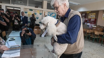 Εκλογές 2023: Viral ο ψηφόφορος που ψήφισε παρέα με τον σκύλο του - Δείτε φωτογραφίες