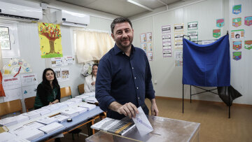 Εκλογές 2023 - Στο Αρκαλοχώρι ψήφισε ο Νίκος Ανδρουλάκης - «Ήρθε η ώρα του κυρίαρχου ελληνικού λαού»