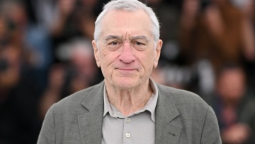 Ο Ρόμπερτ ντε Νίρο στις Κάννες, σε σπάνια δημόσια εμφάνιση με τη σύντροφό του, μητέρα του μωρού του