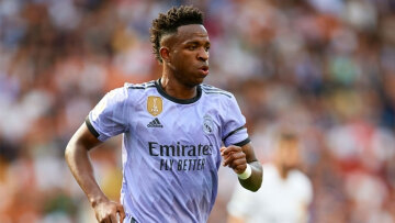 Ρονάλντο στον Βινίσιους μετά τη ρατσιστική επίθεση: «Αρκετά, μπορείς να υπολογίζεις σε μένα στον αγώνα σου»