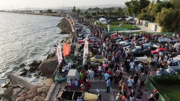 Alimos Classic Car Sunday 4: Ροζ Cadillac και κόκκινη Ferrari στον παραλιακό πεζόδρομο του Αλίμου