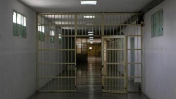 Τέσσερις συλλήψεις σε επιχείρηση της ΕΛ.ΑΣ. στις φυλακές Κορυδαλλού - Κατασχέθηκαν μαχαίρια, κινητα και ναρκωτικά