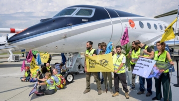 Ελβετία: Έφοδος ακτιβιστών στο αεροδρόμιο της Γενεύης - Διέκοψαν την αεροπορική κυκλοφορία (βίντεο)