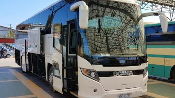 ΚΤΕΛ προσέκρουσε σε προστατευτικές μπάρες στο Αγρίνιο, «αποκοιμήθηκε στο τιμόνι ο οδηγός», καταγγέλλει μητέρα επιβάτιδος