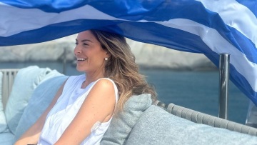 Μαρία Μενούνος: Οι πρώτες φωτογραφίες της στην Ελλάδα, μετά την ανακοίνωση ότι ο καρκίνος επέστρεψε - Μαζί με το σύζυγό της