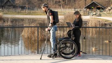 Ιατρική: Του είπαν δεν θα ξαναπερπατήσει και σηκώθηκε όρθιος με «γέφυρα» του εγκεφάλου με τους μύες