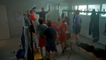 Μάθημα σεξουαλικότητας σε 10χρονα ή σκάνδαλο η ταινία «Αγόρια στα ντους»;