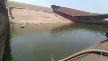 Ινδός αξιωματούχος έβαλε να αδειάσουν φράγμα για να βρει το κινητό που έχασε όταν έβγαζε σέλφι