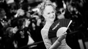 Έλεν Μίρεν: Δεν μπορείτε να φανταστείτε το χρώμα μαλλιών με το οποίο εμφανίστηκε στις Κάννες