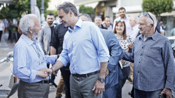 Εκλογές 2023 - Μητσοτάκης: Βόλτα στο Μοσχάτο, μίλησε με πολίτες και επισκέφτηκε το περίπτερο της ΝΔ - Δείτε φωτογραφίες