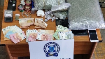 Εξαρθρώθηκαν δύο συμμορίες που διακινούσαν ναρκωτικά σε Αττική και Θεσσαλονίκη - Πάνω από €160.000 τα κέρδη τους