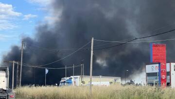 Λάρισα: Φωτιά σε εργοστάσιο με μοκέτες έξω από τον Πλατύκαμπο - Δείτε βίντεο, φωτογραφίες