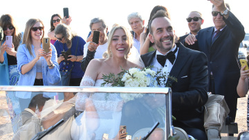Πάνος Μουζουράκης: Ο γάμος του τραγουδιστή στην Αίγινα - Δείτε βίντεο και φωτογραφίες