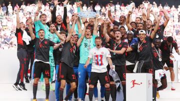 Μπάγερν Μονάχου: Σήκωσαν αντίγραφο της ... σαλατιέρας οι παίκτες της - Η αυθεντική ήταν στην έδρα της Ντόρτμουντ 