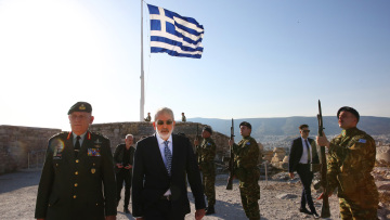 Στην έπαρση σημαίας στην Ακρόπολη ο Ιωάννης Σαρμάς, στις 12:30 το υπουργικό συμβούλιο - Δείτε φωτογραφίες