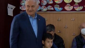 Εκλογές Τουρκία - Γιλντιρίμ: Η ατάκα στη σύζυγό του που άργησε στο παραβάν - «Δεν μπορούσες να αποφασίσεις;»