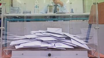 Εκλογές 2023 - Κέρκυρα: 95χρονη πήγε να ψηφίσει με ασθενοφόρο