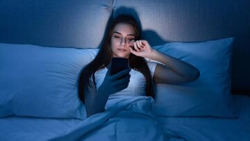 Ετοιμάζεστε να κοιμηθείτε; Το λάθος στο κρεβάτι που μας κλέβει έως και τρεις ώρες ύπνου