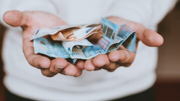 Πληρώνονται συντάξεις και επιδόματα - Ποιοι πάνε ταμείο αυτή την εβδομάδα