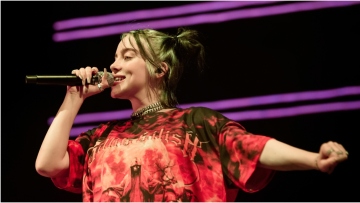 Billie Eilish: «Φτάνει πια ανόητοι, δεν είμαι ξεπουλημένη επειδή αποφάσισα να ντύνομαι πιο θηλυκά»