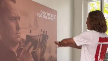 Στέφανος Τσιτσιπάς: Μας ξεναγεί στο σπίτι του στο Παρίσι 