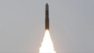Βόρεια Κορέα: Εκτοξεύει βαλλιστικό πύραυλο για να θέσει δορυφόρο σε τροχιά