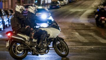 Βόλος: Μεθυσμένος σε κατάσταση... αμόκ επιτέθηκε σε αστυνομικούς - «Θα σας φτύσω να κολλήσετε ΑIDS»