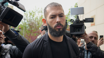 Άντριου Τέιτ: Η πρώτη συνέντευξη μετά τη φυλακή - «Χάρη σας κάνω που σας μιλάω»