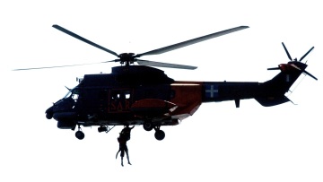 Κρήτη, Χερσόνησος: Με ελικόπτερο Super Puma συνεχίζονται οι έρευνες για τον 23χρονο και τον 26χρονο που αγνοούνται