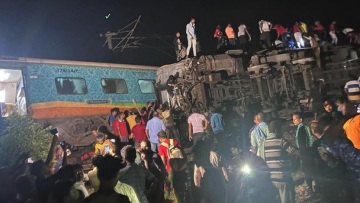 Σύγκρουση τρένων στην Ινδία - Τουλάχιστον 50 νεκροί και 350 τραυματίες - Δείτε βίντεο