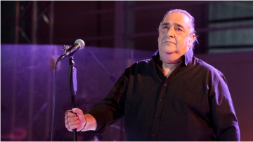 Βασίλης Καρράς: Επέστρεψε με νέο τραγούδι μετά το πρόβλημα υγείας του