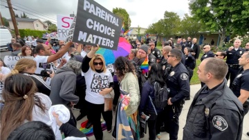 ΗΠΑ: Επεισόδια μεταξύ γονέων και ΛΟΑΤΚΙ έξω από σχολείο στο Λος Άντζελες - Δείτε βίντεο