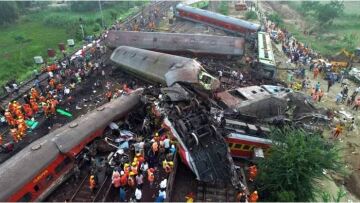 Ινδία: Τους 288 έχουν φτάσει οι νεκροί από τη σύγκρουση τρένων