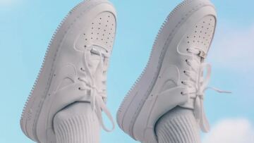 Ένα κόλπο για να ξαναγίνουν τα sneakers σας λευκά σαν καινούρια - Βίντεο