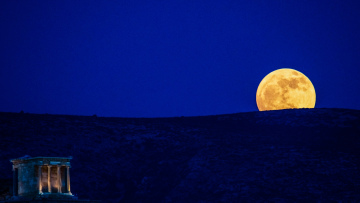 Πανσέληνος: Ορατό σε λίγες ώρες το «Φεγγάρι της Φράουλας»