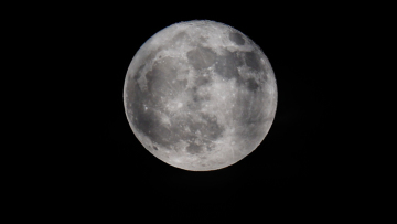 Πανσέληνος Ιουνίου: Εντυπωσιακές εικόνες από το «Φεγγάρι της Φράουλας» 