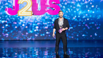 Οι εκπλήξεις του Νίκου Κοκλώνη στο J2US: Η είσοδος της Καλομοίρας, τα γενέθλια Παπαμιχαήλ, το πάρτι στο backstage και η ανατροπή 