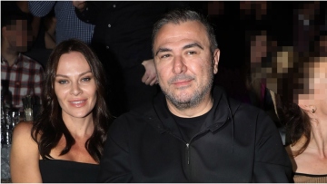 Αντώνης Ρέμος: Το φιλί στην Υβόννη Μπόσνιακ στα γενέθλιά της 