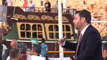 Ρόδος: Τουριστικό σκάφος παίζει στη διαπασών τον... ύμνο του ΠΑΣΟΚ και αποθεώνει τον Ανδρουλάκη - Δείτε βίντεο