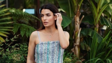 Η Τόνια Σωτηροπούλου ποζάρει με δαντελωτό σουτιέν μπροστά σε τροπική βλάστηση