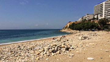 Νεαροί αλλοδαποί προσπάθησαν να βιάσουν 17χρονη και λιθοβόλησαν τον σύντροφό της στην παραλία Φρεαττύδας