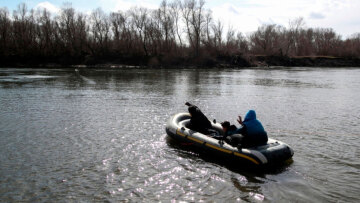 Έβρος: Τούρκοι στρατιωτικοί με ντουντούκες κάλεσαν τους μετανάστες στη νησίδα να γυρίσουν πίσω στην Τουρκία