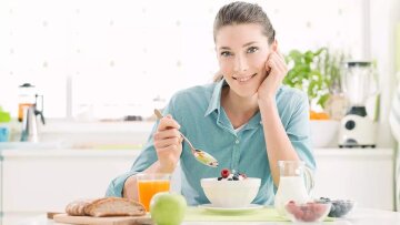 Επτά τρόφιμα που μια διατροφολόγος τρώει για πρωινό – Για γερή καρδιά και κοφτερό μυαλό