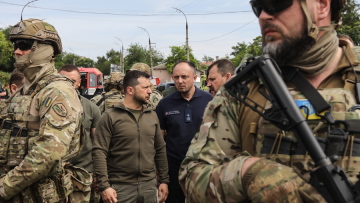 Ουκρανία: Ο Ζελένσκι στις πλημμυρισμένες περιοχές - «Να αναπτύξουμε πρόγραμμα για την αποζημίωση επιχειρήσεων»