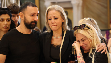 Γιάννης Φλωρινιώτης: Συντετριμμένη η κόρη του, Άννα, στην κηδεία του - «Είμαι περήφανη για σένα πατέρα» 