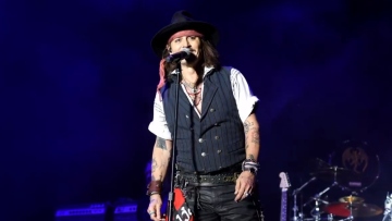 Τζόνι Ντεπ: Σύσσωμο το κοινό σε συναυλία του τραγουδά για τα 60ά γενέθλιά του - Δείτε βίντεο