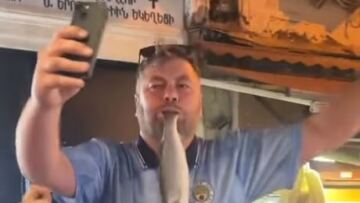 Τελικός Champions League 2023: Μεθυσμένος οπαδός πανηγυρίζει στην Πόλη με ένα ψάρι στο στόμα - Δείτε βίντεο 